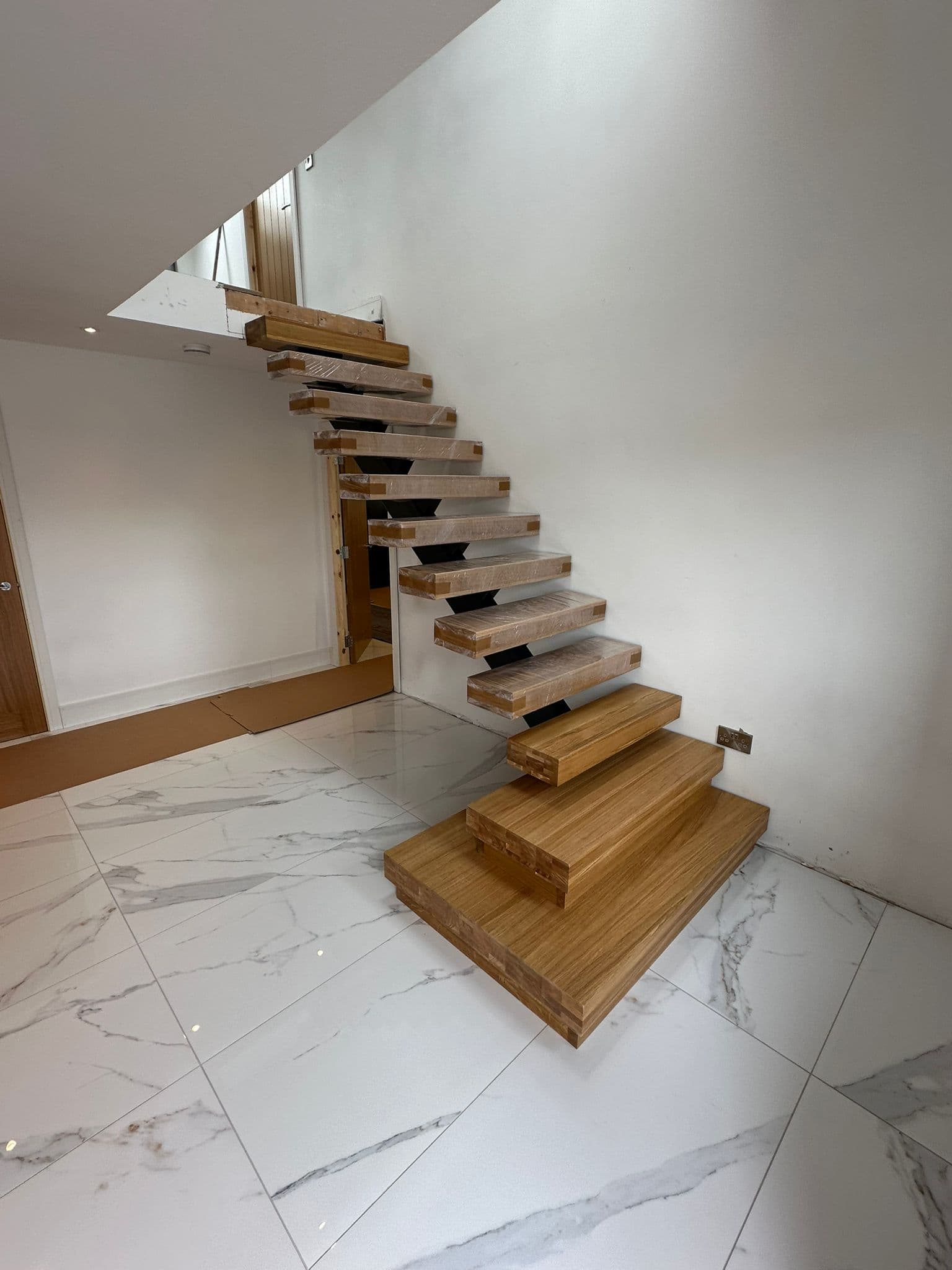 Marche d'escalier en chêne massif sur mesure avec nez équarré — Stepolia