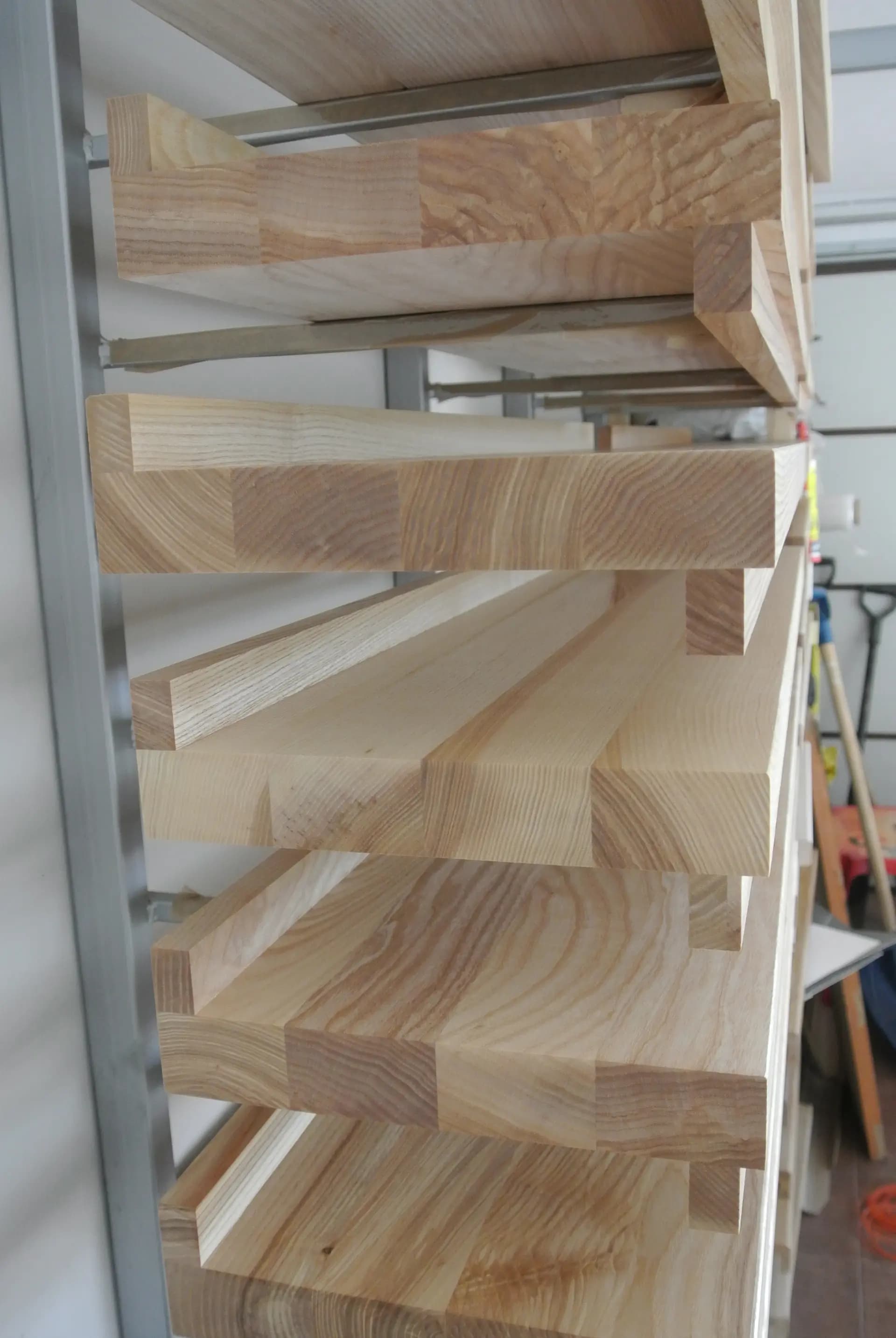 Contremarches - Chêne massif ou MDF blanc acrylique. Dimensions sur mesure.